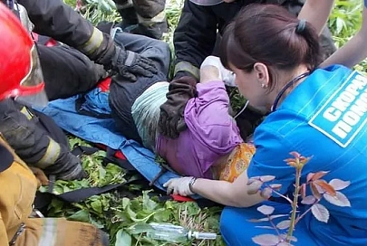Арматура пробила сердце и легкое: чудом спасли упавшую с крыши в Полоцке пенсионерку